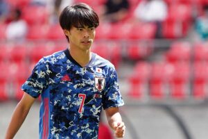 三笘薫と新婚妻がピッチに登場!驚きの夫婦ショットが話題に!?